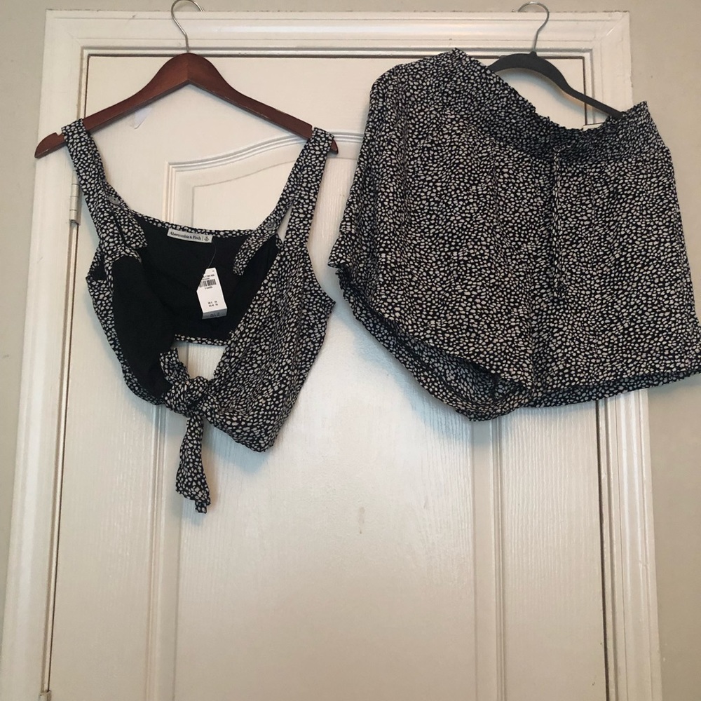 NWT Abercrombie & Fitch short sleeve  knot front crop top and shorts set s- XL